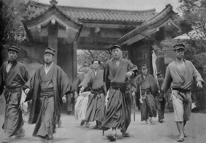 Bankara youth in Japanese-style clothing stride through a gate in the early post-war era. 1949, Takushoku University.