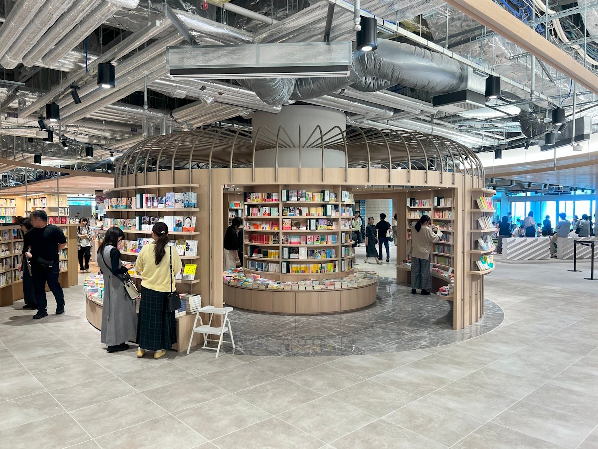 Bunkitsu Book Loop - circle of books centered around a vent