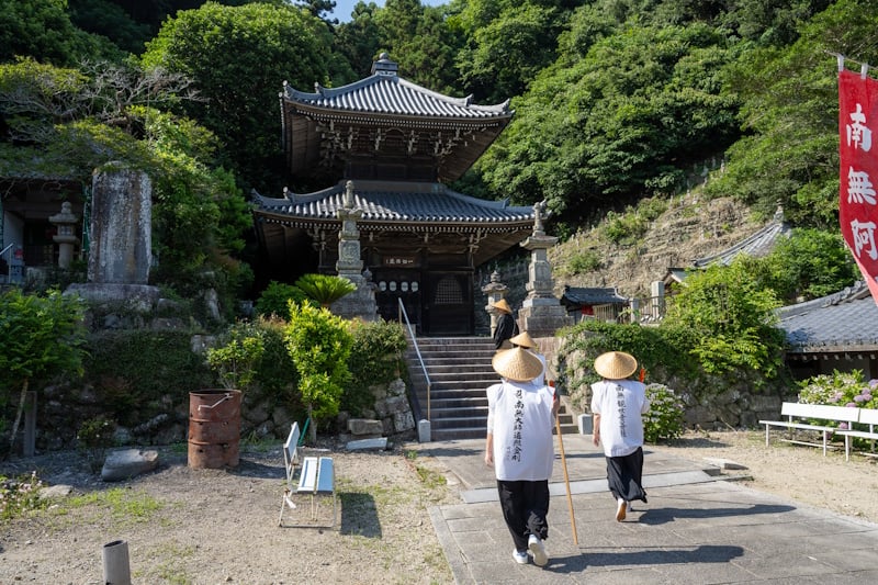 Two Ohenro hikers in the outfits traditionally worn while walking the circuit.
